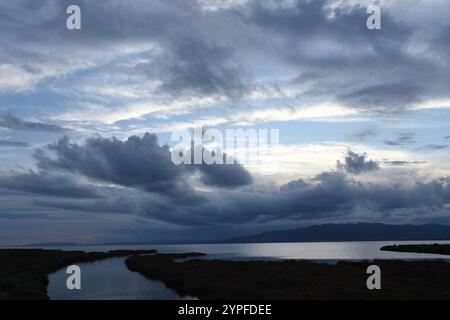 Coucher de soleil avec des nuages sombres sur le delta de l'Èbre (Espagne) Banque D'Images