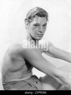 Une publicité Portrait du nageur olympique JOHNNY WEISSMULLER pour son premier film Tarzan TARZAN L'HOMME APE 1932 réalisateur W.S. VAN DYKE roman EDGAR RICE BURROUGHS photographie de GEORGE HURRELL Metro Goldwyn Mayer Banque D'Images