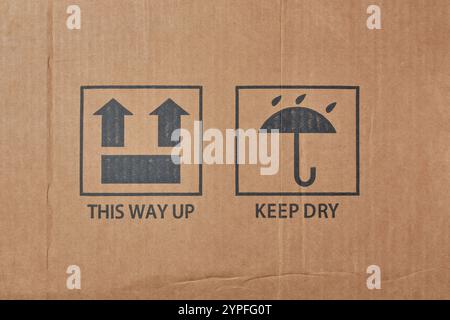 deux symboles d'expédition imprimés sur la boîte en carton, de cette façon vers le haut et garder des icônes sèches avec des instructions de manipulation importantes pour le transport et le stockage en toute sécurité Banque D'Images