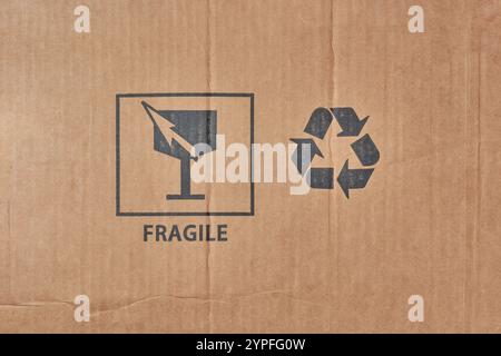 deux symboles d'expédition imprimés sur la boîte en carton, les icônes fragiles et de recyclage avec des instructions de manipulation importantes pour le transport et le stockage en toute sécurité Banque D'Images