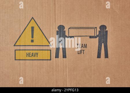 deux symboles d'expédition imprimés sur la boîte en carton, les icônes de levage lourd et de levage en équipe avec des instructions de manipulation importantes pour un transport et un entreposage sécuritaires Banque D'Images