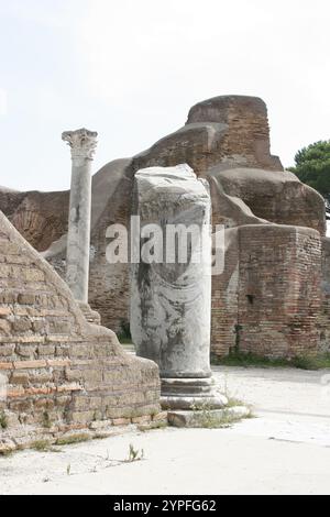 Exemple de colonnes romaines trouvées à Ostio Antica près de Rome Italie. Tous construits B.C. il est noté pour l'excellente préservation de ses bâtiments anciens, m Banque D'Images