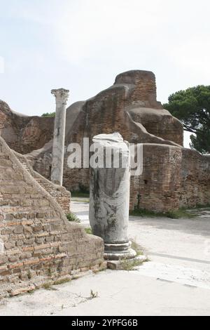 Exemple de colonnes romaines trouvées à Ostio Antica près de Rome Italie. Tous construits B.C. il est noté pour l'excellente préservation de ses bâtiments anciens, m Banque D'Images