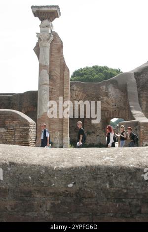 Exemple de colonnes romaines trouvées à Ostio Antica près de Rome Italie. Tous construits B.C. il est noté pour l'excellente préservation de ses bâtiments anciens, m Banque D'Images