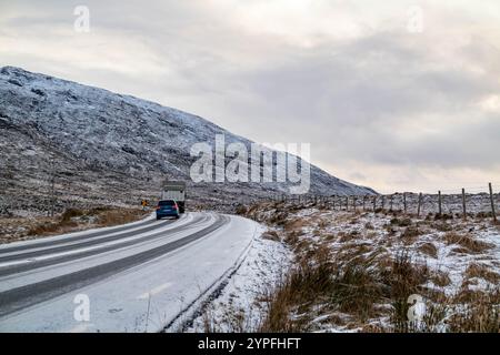 Le R251 gelé en hiver - comté de Donegal, Irlande. Banque D'Images