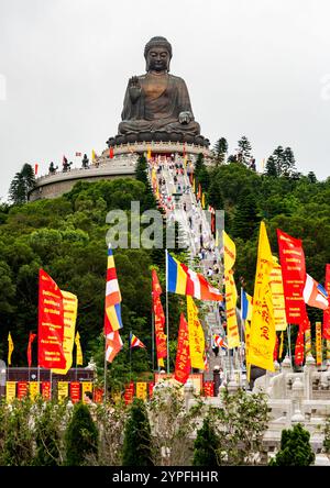 Le Grand Bouddha est une grande statue en bronze de Bouddha, achevée en 1993, et située à Ngong Ping, île de Lantau, à Hong Kong. La main droite du Bouddha i Banque D'Images