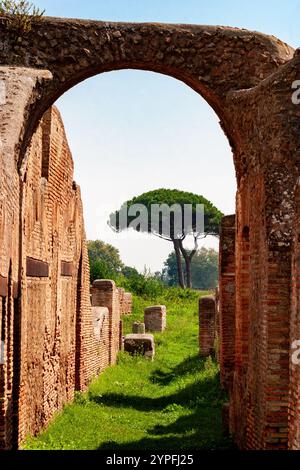 Ostia Antica était une ancienne ville romaine et le port de Rome situé à l'embouchure du Tibre. Il est noté pour l'excellente conservation de son ancienneté Banque D'Images