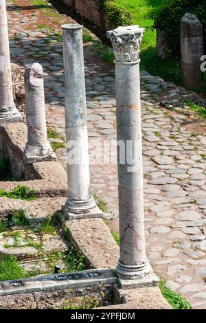 Exemple de colonnes romaines trouvées à Ostio Antica près de Rome Italie. Tous construits B.C. Ostia Antica était une ancienne ville romaine et le port de Rome situé à Banque D'Images