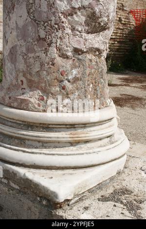 Exemple de colonnes romaines trouvées à Ostio Antica près de Rome Italie. Tous construits B.C. Ostia Antica était une ancienne ville romaine et le port de Rome situé à Banque D'Images