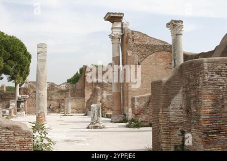 Exemple de colonnes romaines trouvées à Ostio Antica près de Rome Italie. Tous construits B.C. Ostia Antica était une ancienne ville romaine et le port de Rome situé à Banque D'Images