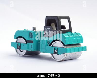 vue latérale du jouet de rouleau de route isolé sur fond blanc. véhicule-jouet de construction lourde. Banque D'Images