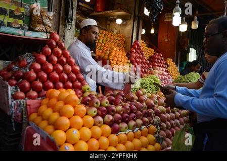 Vendeur de fruits au marché de Dhaka, au Bangladesh. Banque D'Images