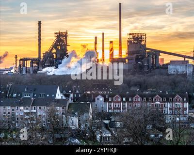 Hochöfen Schwelgern 1 und 2, Wohnhäuser in Duisburg-Marxloh, ThyssenKrupp Steel, Sonnenuntergang, Duisbourg, NRW, Deutschland, Banque D'Images