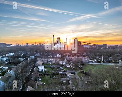 Hochöfen Schwelgern 1 und 2, Wohnhäuser in Duisburg-Marxloh, ThyssenKrupp Steel, Sonnenuntergang, Duisbourg, NRW, Deutschland, Banque D'Images