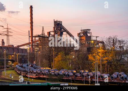 Haut fourneau Schwelgern 1 et 2, rouleaux de bande d'acier, bobines, sur wagons de fret, à l'usine ThyssenKrupp sidérurgique Schwelgern à Duisburg-Marxloh appartient Banque D'Images