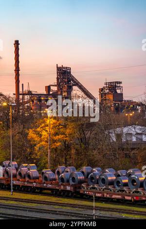 Haut fourneau Schwelgern 1 et 2, rouleaux de bande d'acier, bobines, sur wagons de fret, à l'usine ThyssenKrupp sidérurgique Schwelgern à Duisburg-Marxloh appartient Banque D'Images