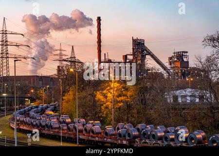 Haut fourneau Schwelgern 1 et 2, rouleaux de bande d'acier, bobines, sur wagons de fret, à l'usine ThyssenKrupp sidérurgique Schwelgern à Duisburg-Marxloh appartient Banque D'Images