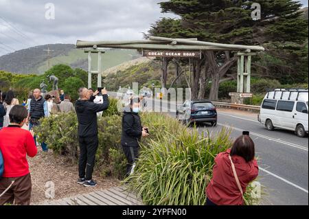 29.10.2024, Eastern View, Victoria, Australie - des touristes chinois visitent et photographient l'Arc commémoratif et la statue le long de la Great Ocean Road. Banque D'Images