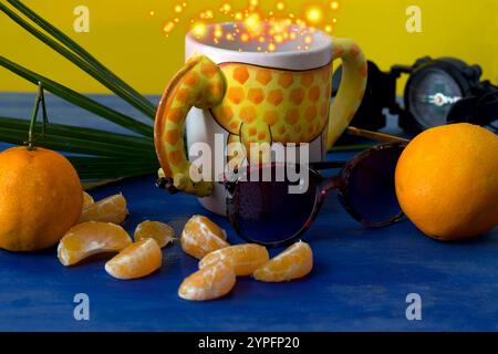 Une tasse à girafe, des mandarines, une boussole, des frondes de palmier. Concept de voyage. Banque D'Images