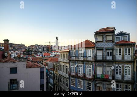 Porto, Portugal - 28 juillet 2024 : bâtiments de paysage urbain au crépuscule de l'après-midi. Façade d'un bâtiment recouverte de tuiles Banque D'Images