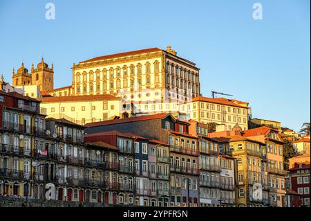 Porto, Portugal - 28 juillet 2024 : paysage urbain avec le Palais épiscopal (en haut au centre) et les tours de la cathédrale médiévale (en haut à gauche). Banque D'Images