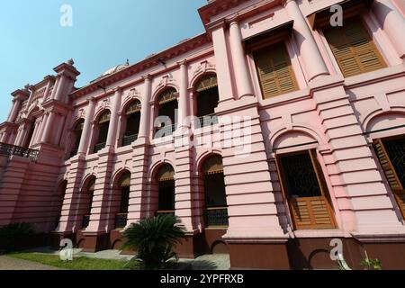 Le Musée Ahsan Manzil dans l'ancien palais du Nawab de Dhaka dans le vieux Dhaka, Bangladesh. Banque D'Images