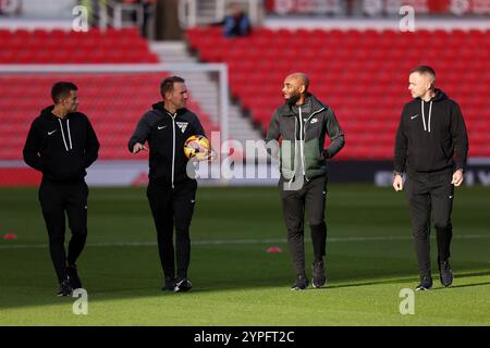 L'arbitre Oliver Langford avec l'arbitre adjoint Darren Williams (à droite), Mark Stevens (à gauche) et le quatrième officiel Sam Allison (au centre à droite) avant le match du Sky Bet Championship au stade bet365, Stoke-on-Trent. Date de la photo : samedi 30 novembre 2024. Banque D'Images