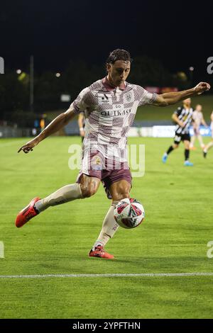 30 novembre 2024 ; Campbelltown Stadium, Sydney, NSW, Australie : a-League Football, MacArthur FC contre Brisbane Roar ; Keegan Jelacic de Brisbane Roar croise le ballon dans la case MacArthur Banque D'Images