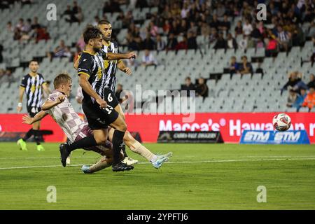 30 novembre 2024 ; Campbelltown Stadium, Sydney, NSW, Australie : a-League Football, MacArthur FC contre Brisbane Roar ; Thomas Waddingham de Brisbane Roar tire et marque le but d’ouverture à la 5e minute pour 0-1 Banque D'Images