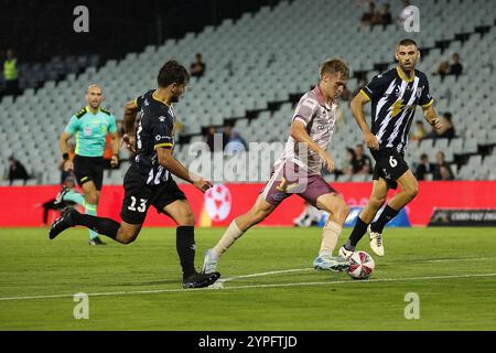 30 novembre 2024 ; Campbelltown Stadium, Sydney, NSW, Australie : a-League Football, MacArthur FC contre Brisbane Roar ; Thomas Waddingham de Brisbane Roar court dans la boîte de pénalité du MacArthur FC Banque D'Images