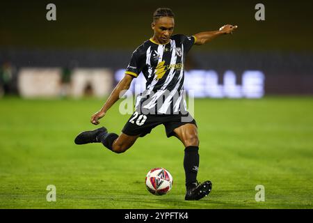 30 novembre 2024 ; Campbelltown Stadium, Sydney, NSW, Australie : a-League Football, MacArthur FC contre Brisbane Roar ; Kealy Adamson du MacArthur FC passe le ballon dans la case de Brisbane Banque D'Images