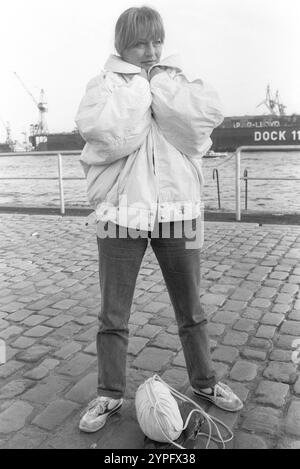 Karin Baal Schauspielerin 09/85 cho Karin Baal im September 1985 in Hamburg Deutschland deutsche Frau Schauspiel film TV Fernsehen actrice allemande hoch ganz stehend freistellbar lächelnd Hafen Dock Hapag Lloyd SW *** Karin Baal actrice 09 85 cho Karin Baal en septembre 1985 à Hambourg Allemagne allemande actrice allemande Hapag Lloyd sw Banque D'Images