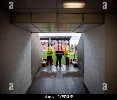 30 novembre 2024 ; Bet365 Stadium, Stoke, Staffordshire, Angleterre; EFL Championship Football, Stoke City contre Burnley ; les stewards attendent l'entrée des fans dans le stade Banque D'Images