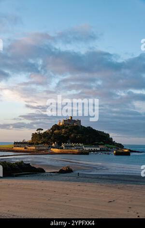 St Michaels Mount dans la lumière tôt le matin Marazion Cornwall Angleterre Royaume-Uni Banque D'Images