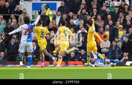 Tyrhys Dolan des Blackburn Rovers (à droite, au sol) est entaché dans la zone de pénalité par Ao Tanaka de Leeds United (deuxième à partir de la droite) lors du Sky Bet Championship match à Ewood Park, Blackburn. Date de la photo : samedi 30 novembre 2024. Banque D'Images
