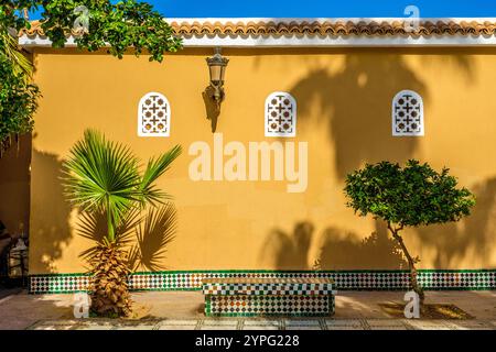 Un mur à Taroudant avec des éléments décoratifs marocains typiques, y compris des fenêtres cintrées Banque D'Images