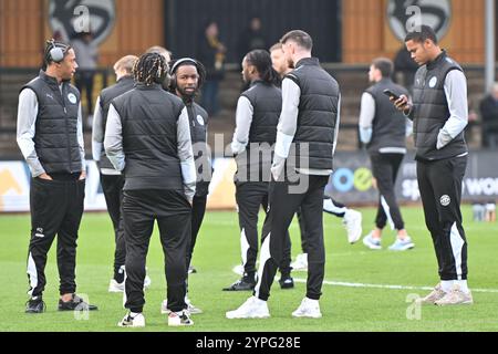 Cambridge, Royaume-Uni. 30 novembre 2024. Les joueurs de Wigan inspectent le terrain avant le match de deuxième tour de la FA Cup entre Cambridge United et Wigan Athletic au Cledara Abbey Stadium, Cambridge, le samedi 30 novembre 2024. (Photo : Kevin Hodgson | mi News) crédit : MI News & Sport /Alamy Live News Banque D'Images