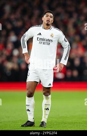 LIVERPOOL, Royaume-Uni - 27 novembre 2024 : Jude Bellingham du Real Madrid regarde pendant le match de l'UEFA Champions League entre Liverpool FC et Real Madrid CF Banque D'Images
