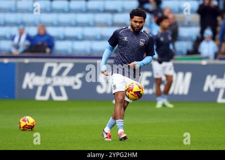 Jay Dasilva de Coventry City se réchauffe avant le Sky Bet Championship match à la Coventry Building Society Arena, Coventry. Date de la photo : samedi 30 novembre 2024. Banque D'Images