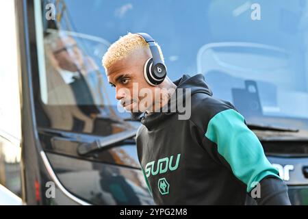 30 novembre 2024 ; stade Molineux, Wolverhampton, West Midlands, Angleterre; premier League Football, Wolverhampton Wanderers contre Bournemouth ; Mario Lemina des Wolves arrive à Molineux Banque D'Images