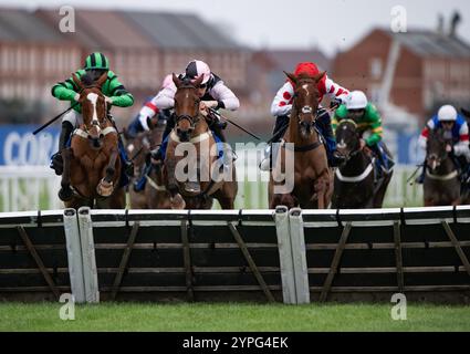 Newbury, Royaume-Uni. Samedi 30 novembre 2024. Navajo Indy et Gavin Sheehan remportent le Coral Racing Club Intermediate handicap Hurdle ( premier handicap ) - enregistré sous le nom de Gerry Feilden ) pour l'entraîneur Tom Symonds et les propriétaires M. Baker, K Ibberson et H Pearman. Crédit JTW Equine images / Alamy Live News Banque D'Images