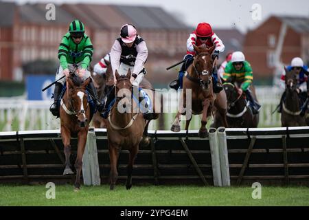 Newbury, Royaume-Uni. Samedi 30 novembre 2024. Navajo Indy et Gavin Sheehan remportent le Coral Racing Club Intermediate handicap Hurdle ( premier handicap ) - enregistré sous le nom de Gerry Feilden ) pour l'entraîneur Tom Symonds et les propriétaires M. Baker, K Ibberson et H Pearman. Crédit JTW Equine images / Alamy Live News Banque D'Images