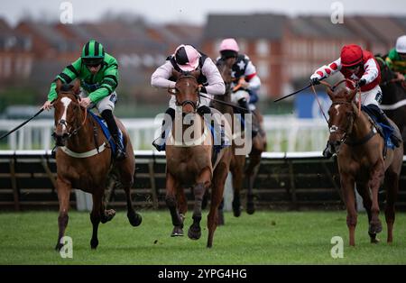 Newbury, Royaume-Uni. Samedi 30 novembre 2024. Navajo Indy et Gavin Sheehan remportent le Coral Racing Club Intermediate handicap Hurdle ( premier handicap ) - enregistré sous le nom de Gerry Feilden ) pour l'entraîneur Tom Symonds et les propriétaires M. Baker, K Ibberson et H Pearman. Crédit JTW Equine images / Alamy Live News Banque D'Images