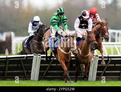 Navajo Indy (avant gauche) monté par le jockey Gavin Sheehan sur leur chemin pour remporter le handicap intermédiaire du Coral Racing Club lors de la Coral Gold Cup Day à Newbury Racecourse. Date de la photo : samedi 30 novembre 2024. Banque D'Images