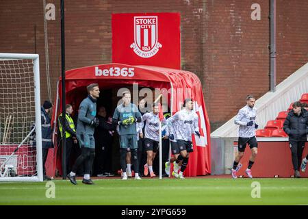 30 novembre 2024 ; Bet365 Stadium, Stoke, Staffordshire, Angleterre; EFL Championship Football, Stoke City contre Burnley ; les joueurs de Burnley sortent pour leur échauffement Banque D'Images