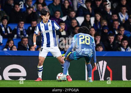 Takefusa Kubo de la Real Sociedad duel pour le ballon avec Kian Fitz-Jim de l'AFC Ajax lors du match UEFA Europa League 2024/25 League phase MD5 entre Banque D'Images