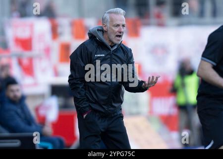 Halle, Deutschland. 30 novembre 2024. Halle, Deutschland 30. Novembre 2024 : Regionalliga Nord/Ost - 2024/2025 - Hallescher FC vs Greifswalder FC Im Bild : entraîneur Mark Zimmermann (Halle) gestikuliert auf dem Spielfeld. Crédit : dpa/Alamy Live News Banque D'Images