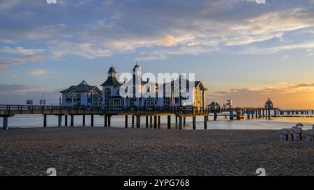 Sellin, Allemagne - 8 juillet 2024 : la jetée de Sellin au lever du soleil en été, ciel nuageux coloré Banque D'Images