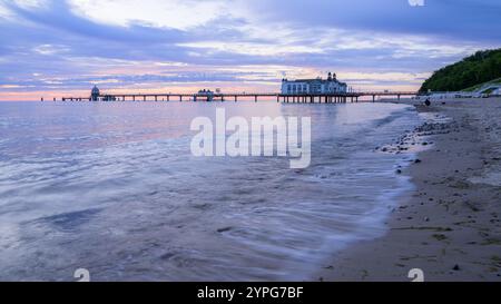 Sellin, Allemagne - 8 juillet 2024 : la jetée de Sellin au lever du soleil en été, ciel nuageux coloré Banque D'Images