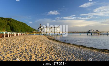 Sellin, Allemagne - 8 juillet 2024 : la jetée de Sellin au lever du soleil en été, ciel nuageux coloré Banque D'Images